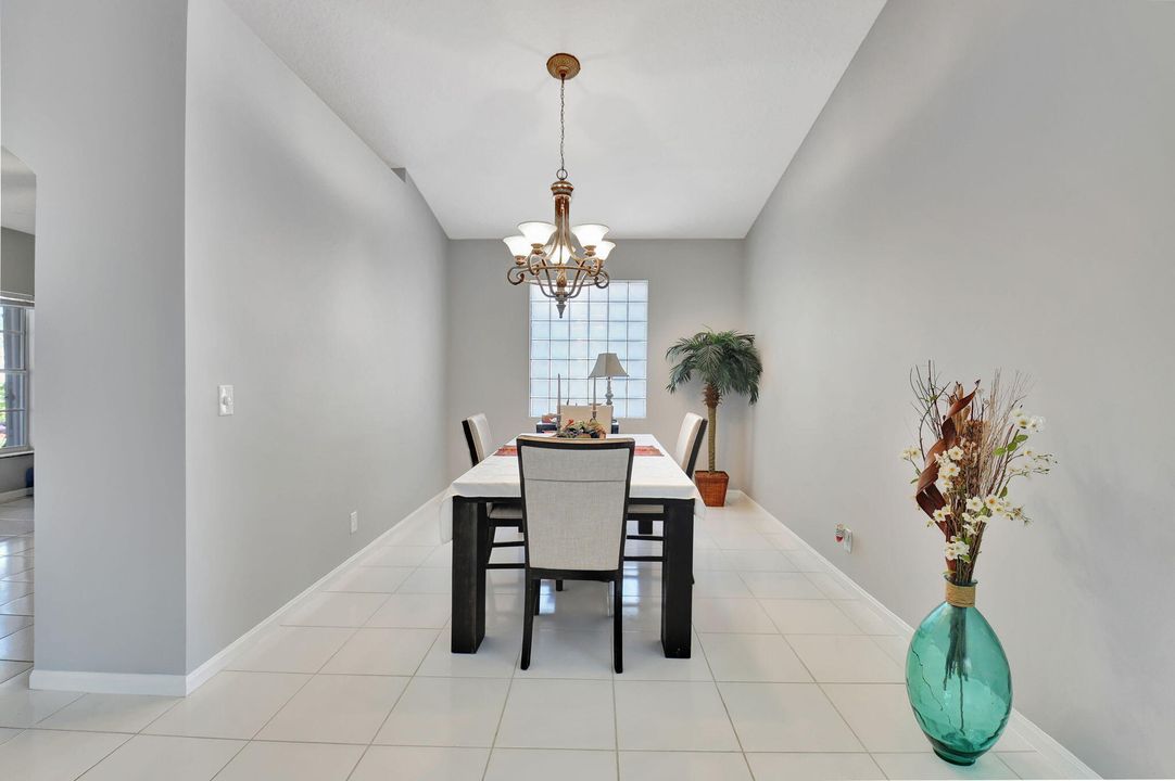 For Sale: $424,900 (2 beds, 2 baths, 1705 Square Feet)