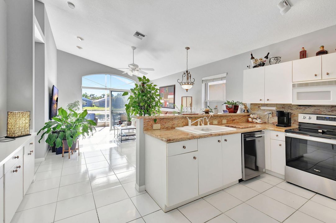 For Sale: $424,900 (2 beds, 2 baths, 1705 Square Feet)