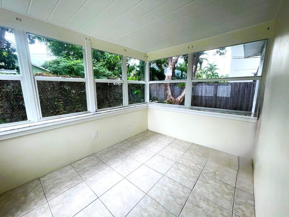 For Rent: $2,300 (1 beds, 1 baths, 1004 Square Feet)