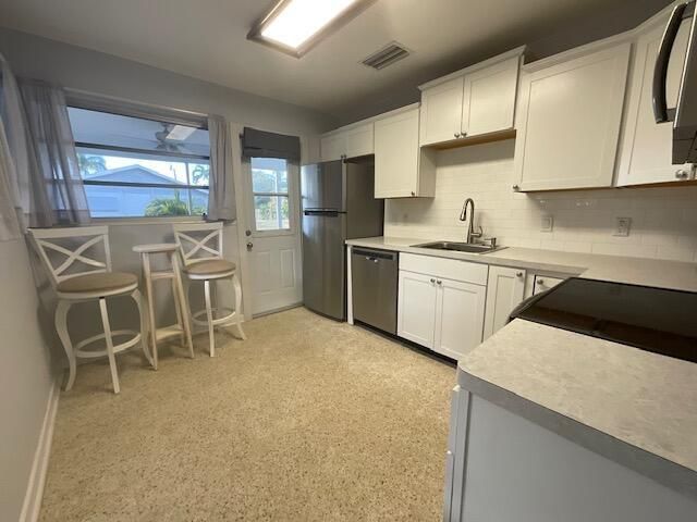 For Rent: $4,000 (2 beds, 2 baths, 872 Square Feet)