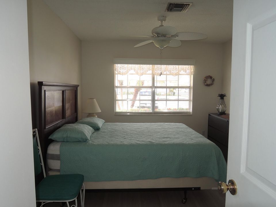 For Sale: $155,900 (2 beds, 2 baths, 1296 Square Feet)