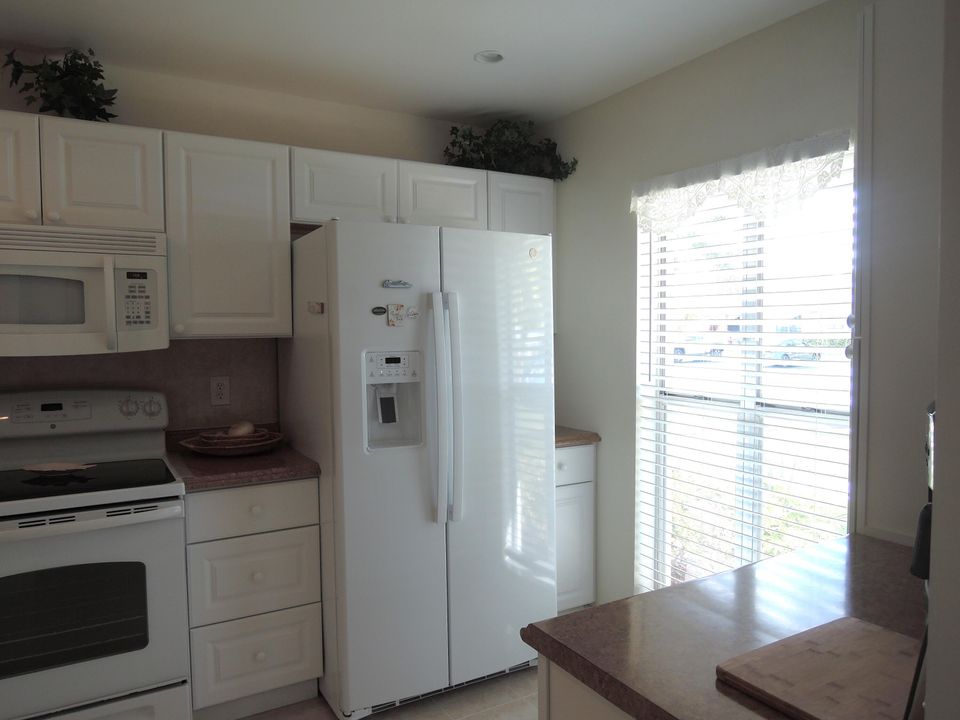 For Sale: $155,900 (2 beds, 2 baths, 1296 Square Feet)