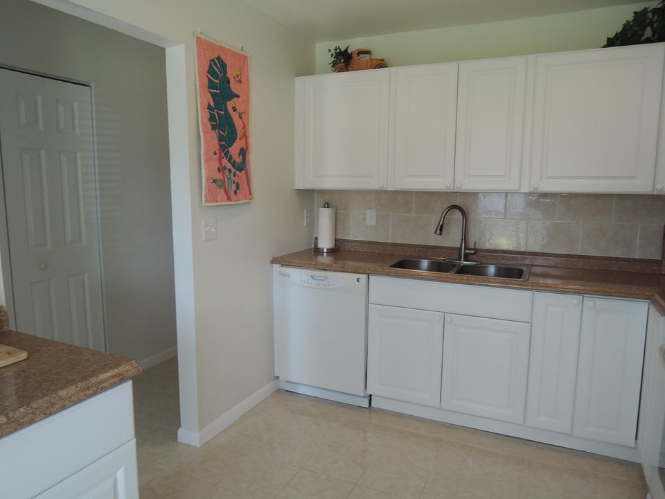 For Sale: $155,900 (2 beds, 2 baths, 1296 Square Feet)