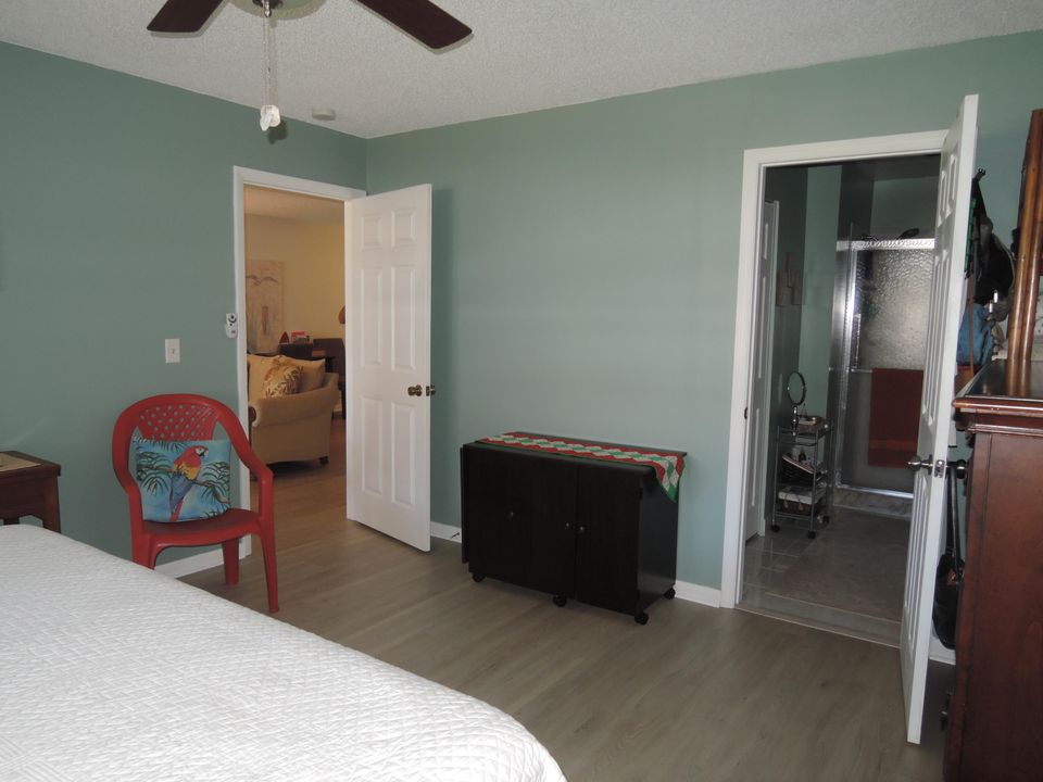 For Sale: $155,900 (2 beds, 2 baths, 1296 Square Feet)