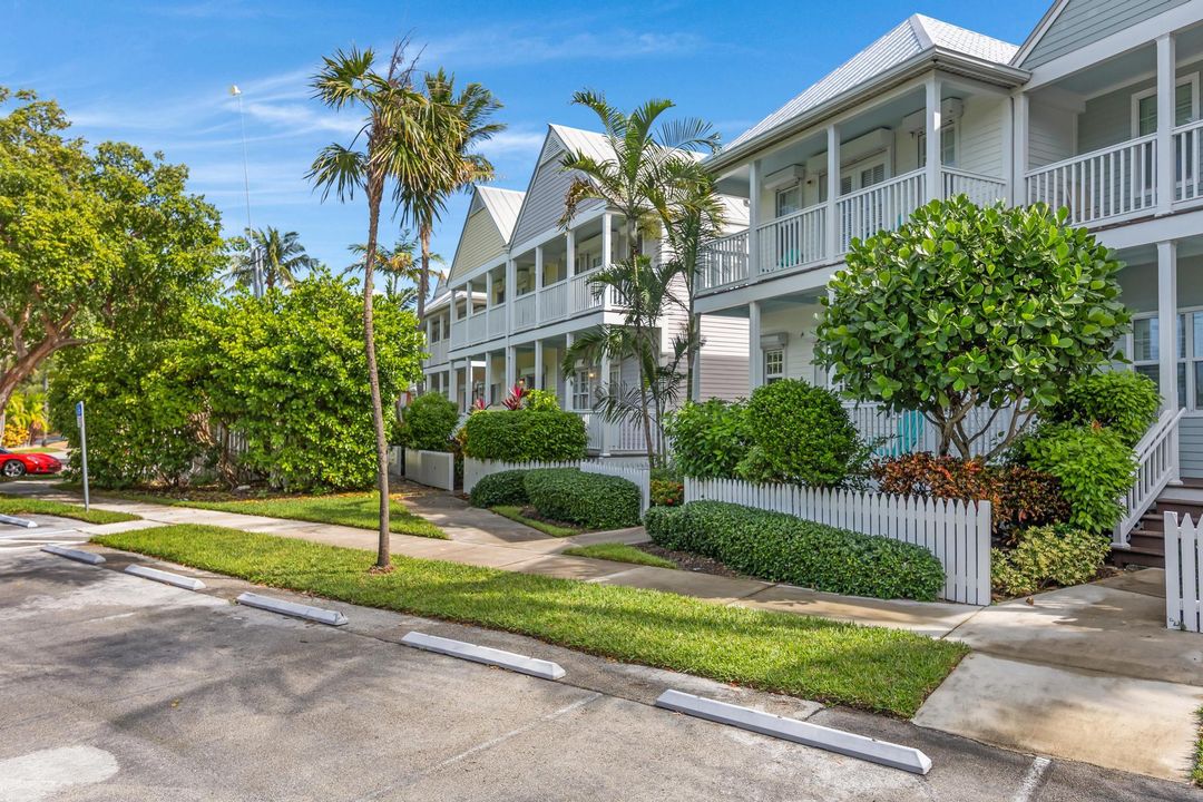 Recently Sold: $1,200,000 (3 beds, 3 baths, 1320 Square Feet)