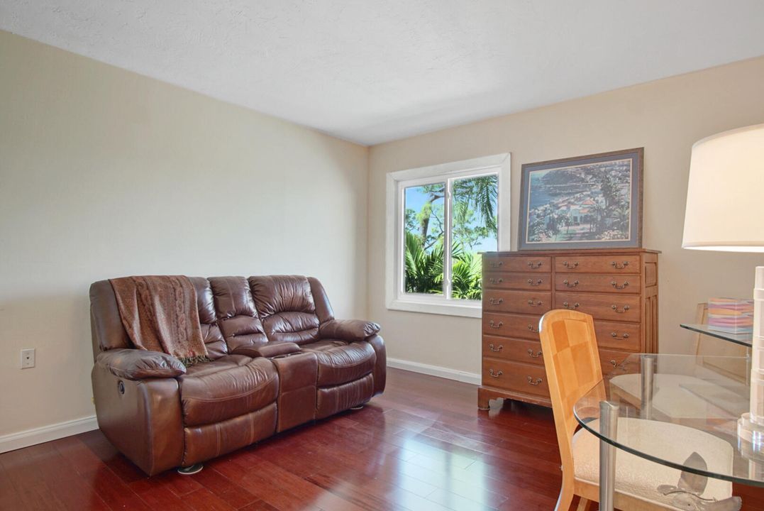 For Sale: $275,000 (2 beds, 2 baths, 1044 Square Feet)