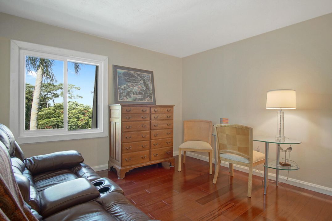 For Sale: $275,000 (2 beds, 2 baths, 1044 Square Feet)