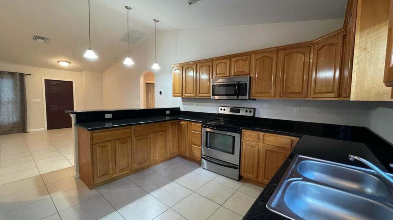 For Rent: $2,400 (3 beds, 2 baths, 1519 Square Feet)