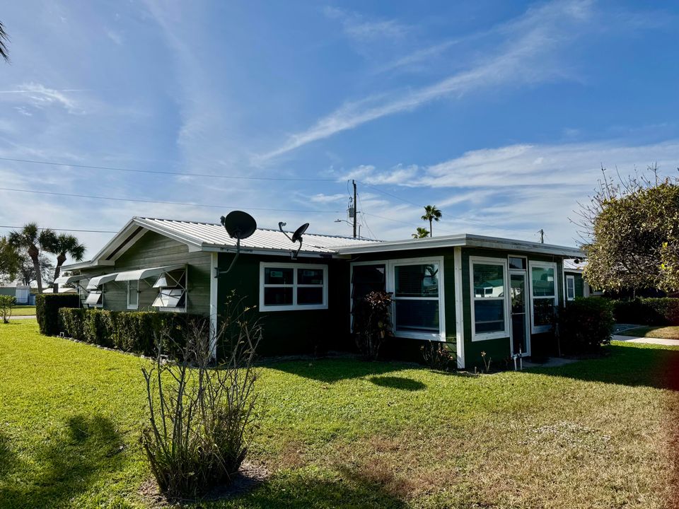 For Sale: $289,000 (2 beds, 2 baths, 950 Square Feet)