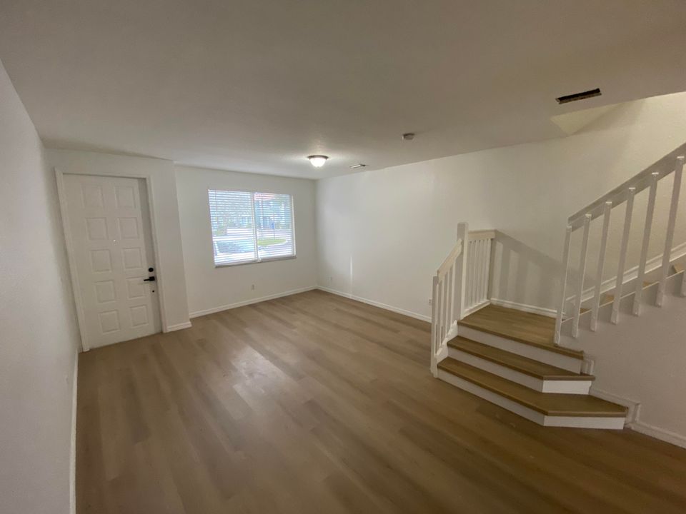 For Rent: $2,500 (3 beds, 2 baths, 1318 Square Feet)