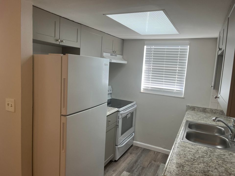 For Rent: $1,700 (2 beds, 1 baths, 700 Square Feet)