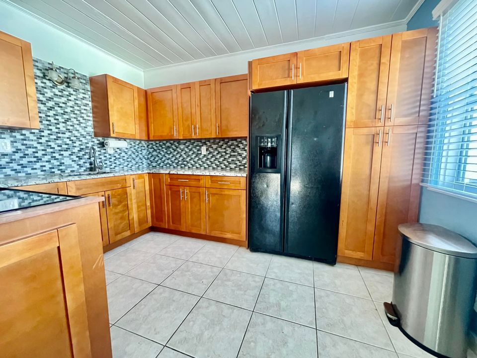 For Rent: $2,300 (1 beds, 1 baths, 1004 Square Feet)