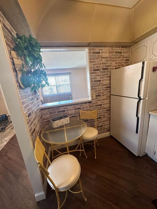 For Rent: $1,550 (1 beds, 1 baths, 720 Square Feet)