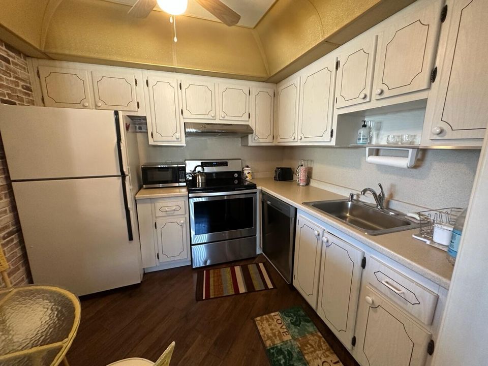 For Rent: $1,550 (1 beds, 1 baths, 720 Square Feet)