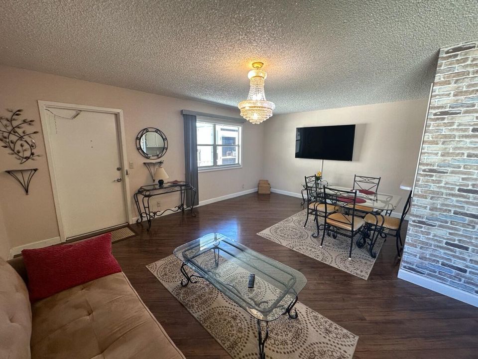 For Rent: $1,550 (1 beds, 1 baths, 720 Square Feet)