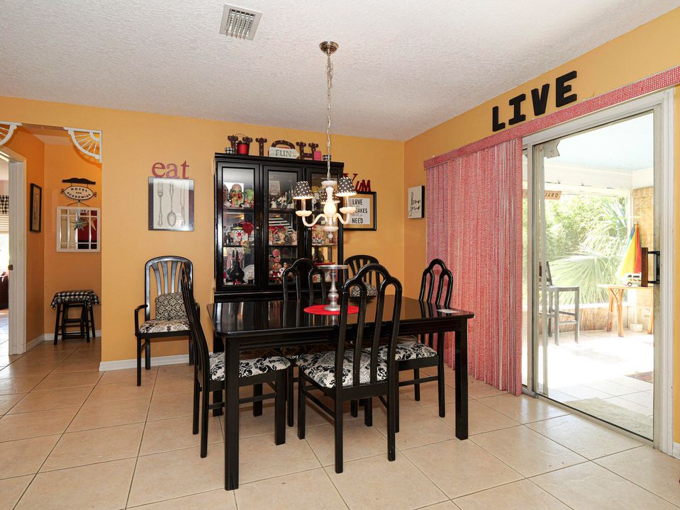 For Sale: $225,000 (2 beds, 1 baths, 1082 Square Feet)