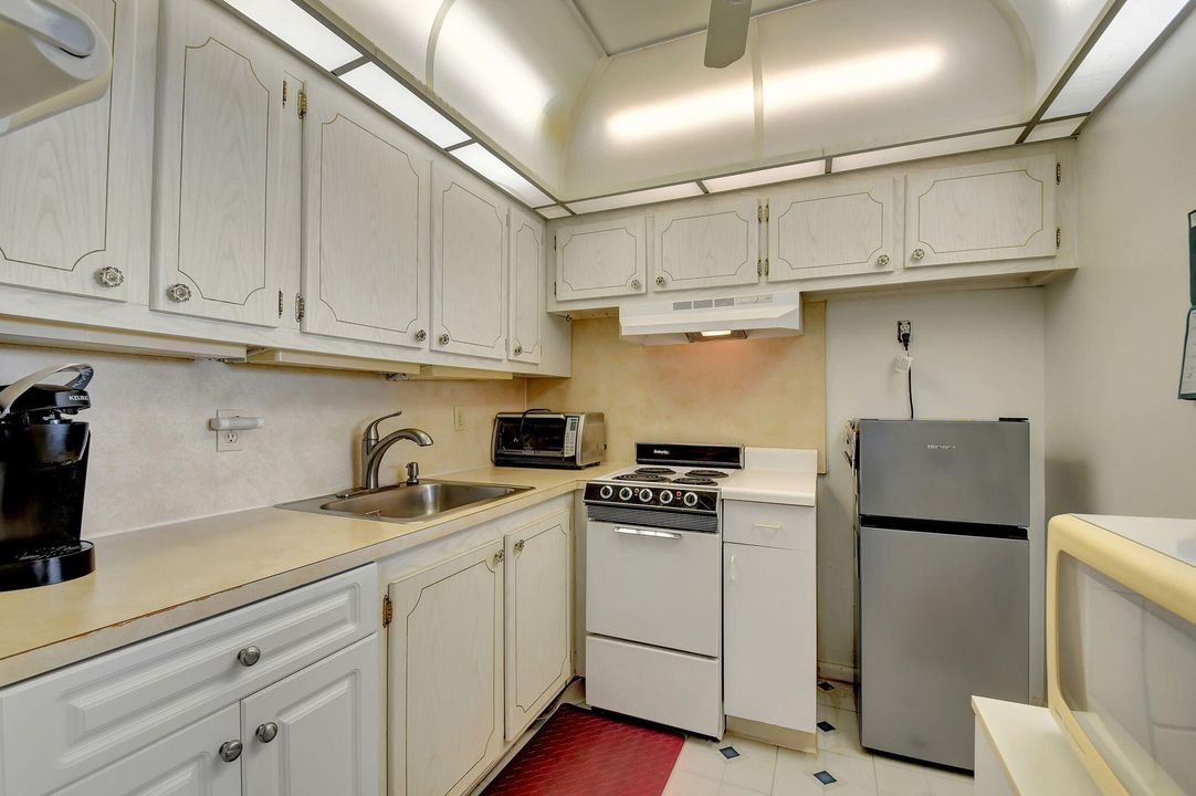 For Sale: $169,500 (1 beds, 1 baths, 702 Square Feet)