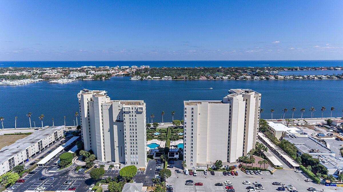 For Sale: $1,050,000 (2 beds, 2 baths, 1086 Square Feet)