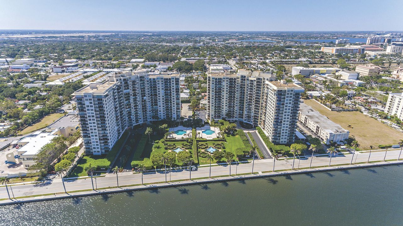 For Sale: $1,050,000 (2 beds, 2 baths, 1086 Square Feet)