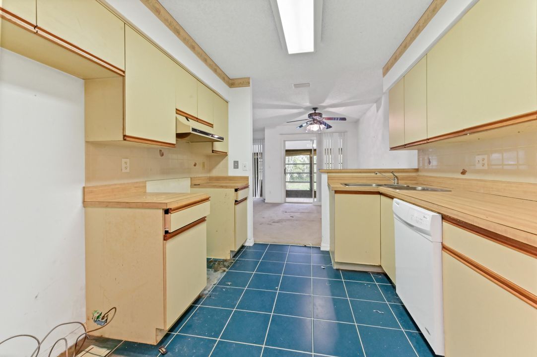 For Sale: $250,000 (2 beds, 2 baths, 1279 Square Feet)