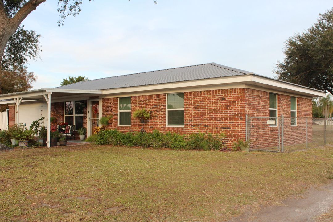 For Sale: $359,000 (3 beds, 2 baths, 1075 Square Feet)