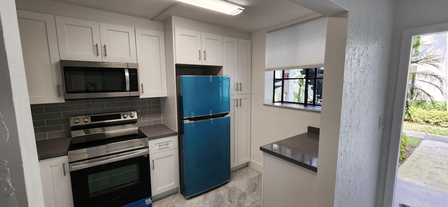 For Sale: $310,000 (2 beds, 2 baths, 1099 Square Feet)