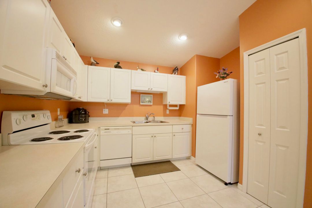 For Sale: $288,900 (2 beds, 2 baths, 1379 Square Feet)