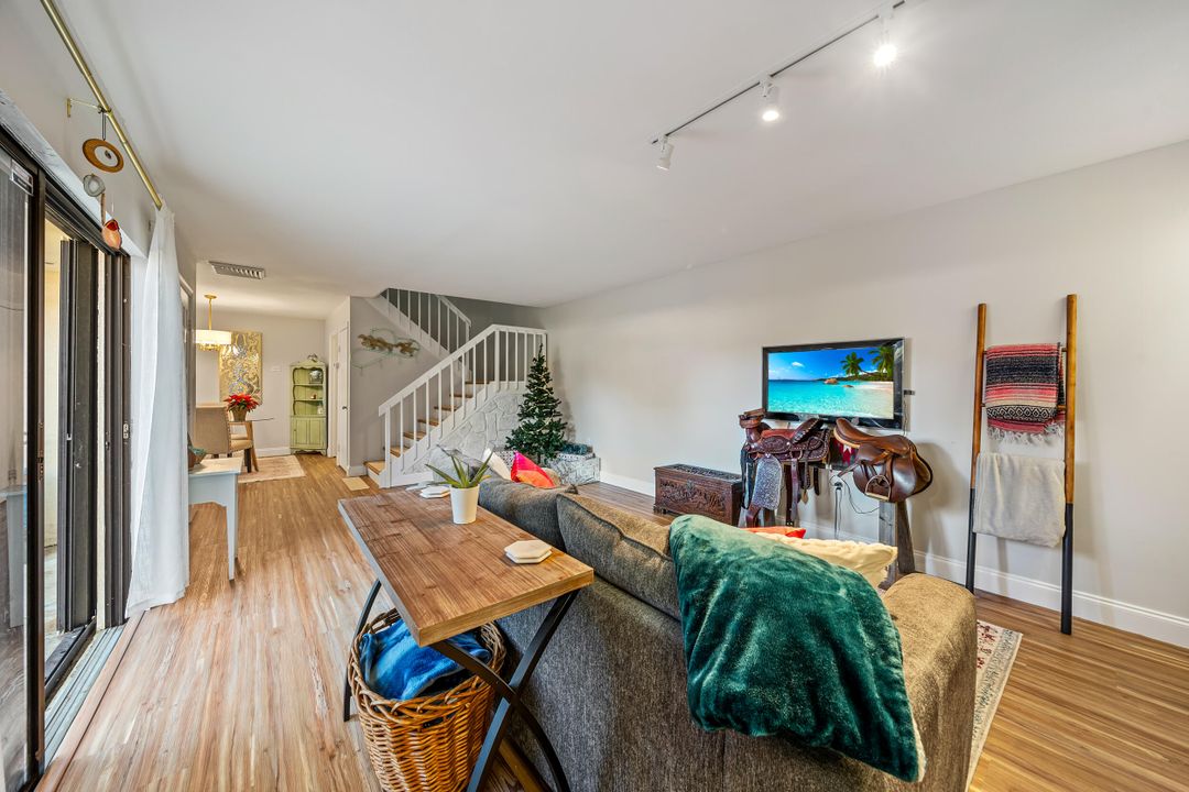 For Sale: $359,900 (2 beds, 2 baths, 1236 Square Feet)