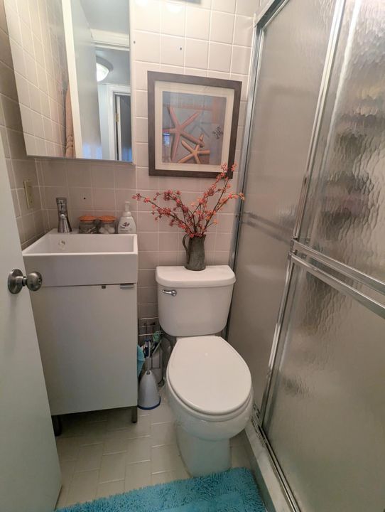 For Sale: $180,000 (2 beds, 2 baths, 819 Square Feet)