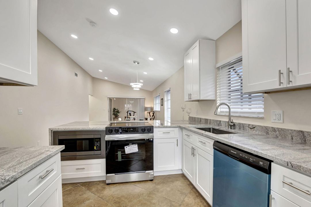 For Sale: $404,000 (2 beds, 2 baths, 1248 Square Feet)