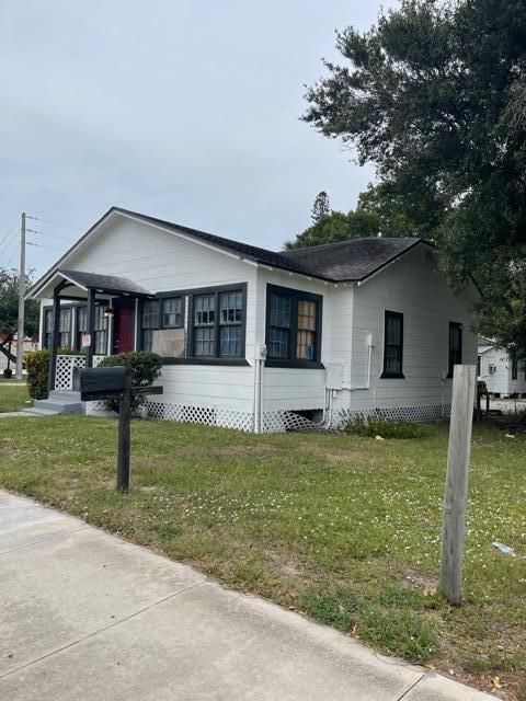 For Rent: $2,600 (5 beds, 2 baths, 1584 Square Feet)