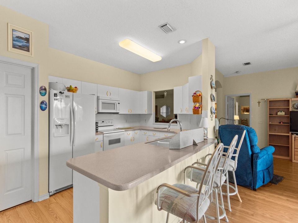 For Sale: $315,000 (2 beds, 2 baths, 1831 Square Feet)