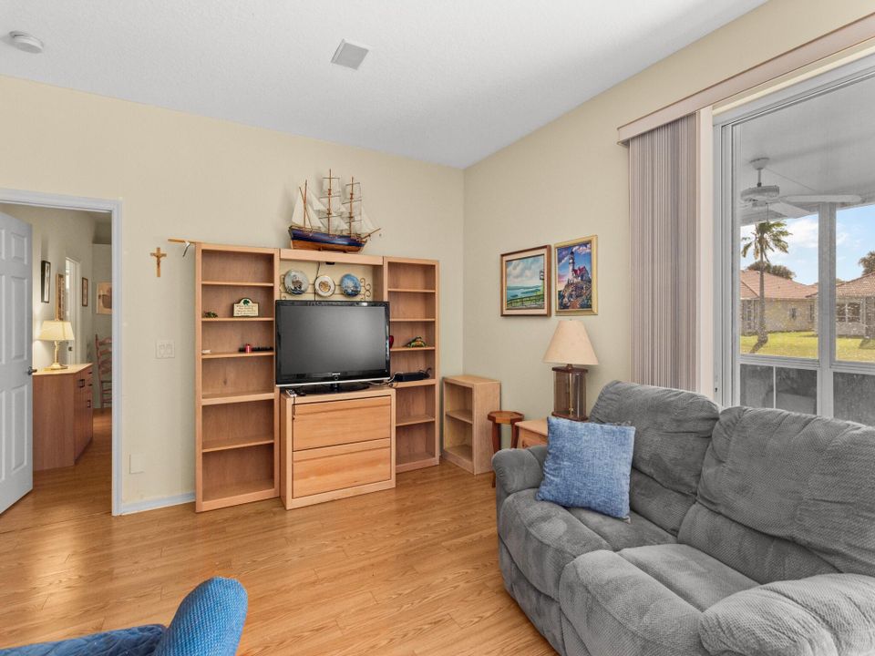 For Sale: $315,000 (2 beds, 2 baths, 1831 Square Feet)