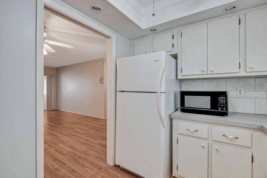 For Sale: $95,000 (1 beds, 1 baths, 611 Square Feet)