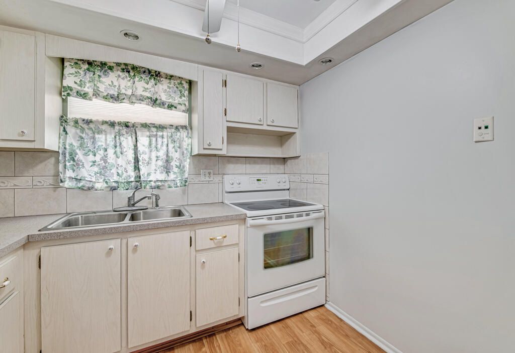 For Sale: $95,000 (1 beds, 1 baths, 611 Square Feet)