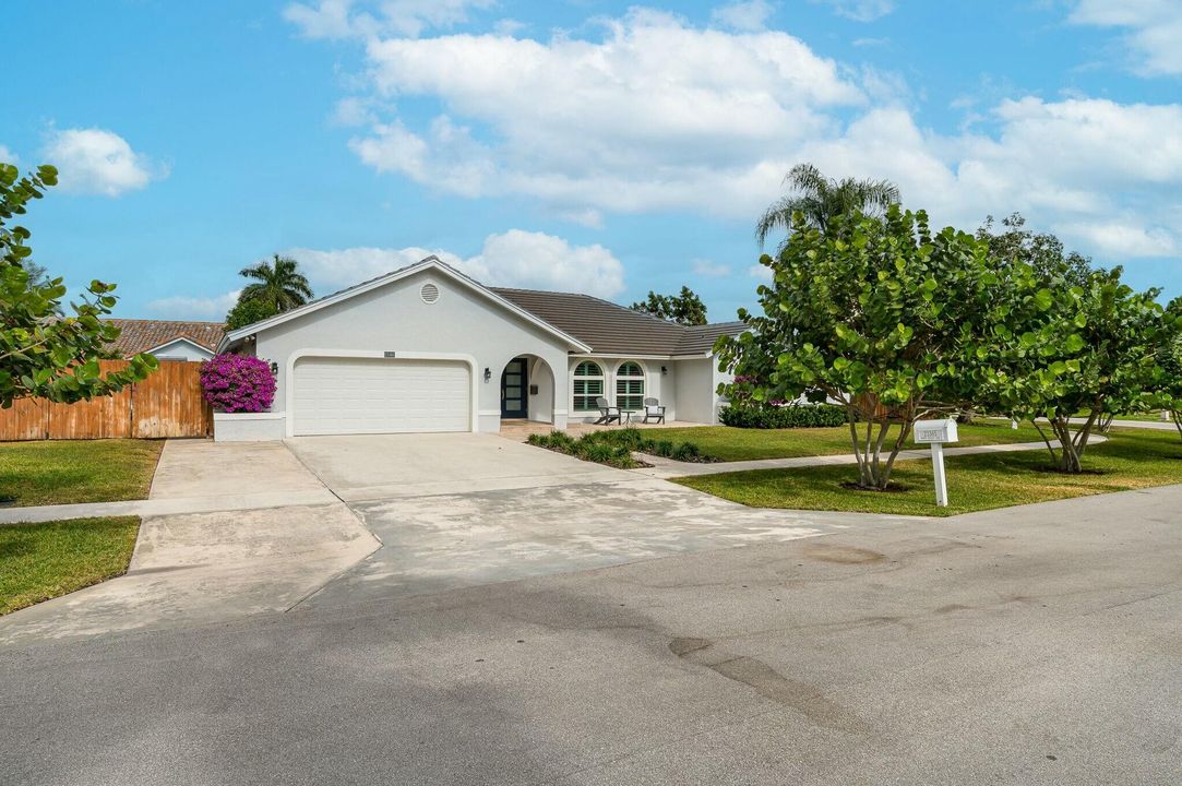 For Sale: $1,050,000 (4 beds, 2 baths, 2366 Square Feet)