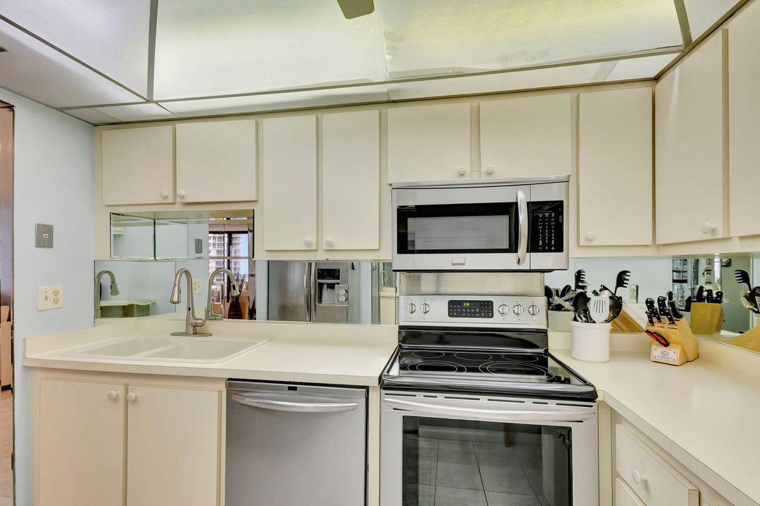 For Sale: $649,000 (2 beds, 2 baths, 1219 Square Feet)