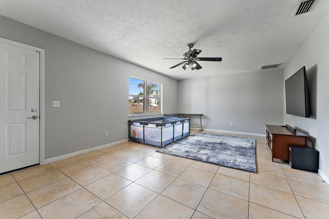 For Sale: $299,900 (2 beds, 1 baths, 940 Square Feet)