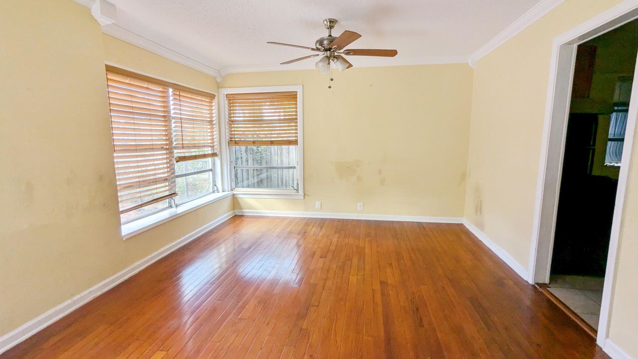 For Sale: $279,900 (2 beds, 1 baths, 1050 Square Feet)