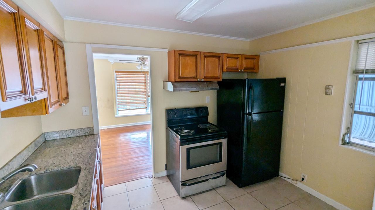 For Sale: $279,900 (2 beds, 1 baths, 1050 Square Feet)