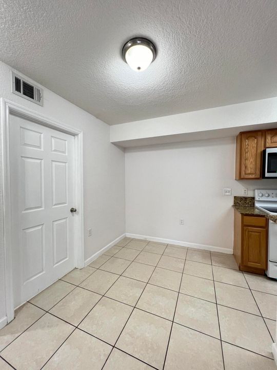 For Rent: $1,900 (2 beds, 2 baths, 960 Square Feet)