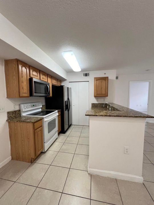 For Rent: $1,900 (2 beds, 2 baths, 960 Square Feet)