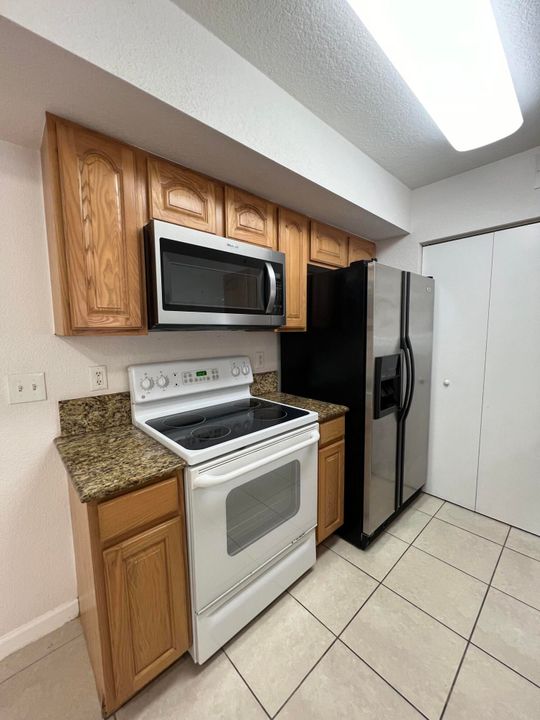 For Rent: $1,900 (2 beds, 2 baths, 960 Square Feet)