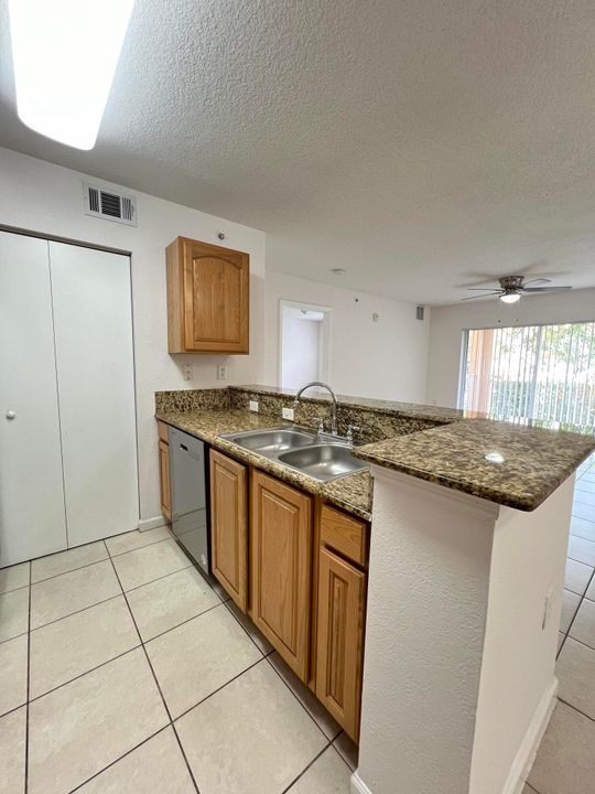 For Rent: $1,900 (2 beds, 2 baths, 960 Square Feet)