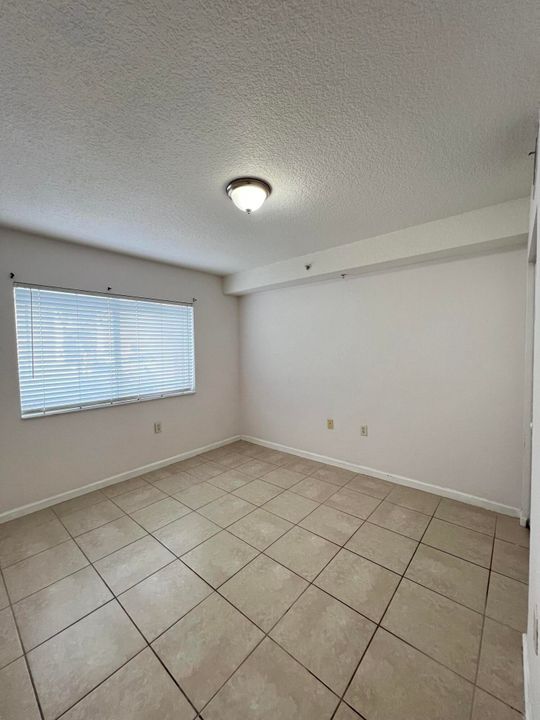 For Rent: $1,900 (2 beds, 2 baths, 960 Square Feet)