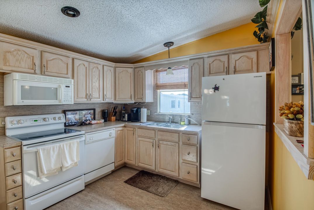 For Sale: $100,000 (2 beds, 2 baths, 952 Square Feet)