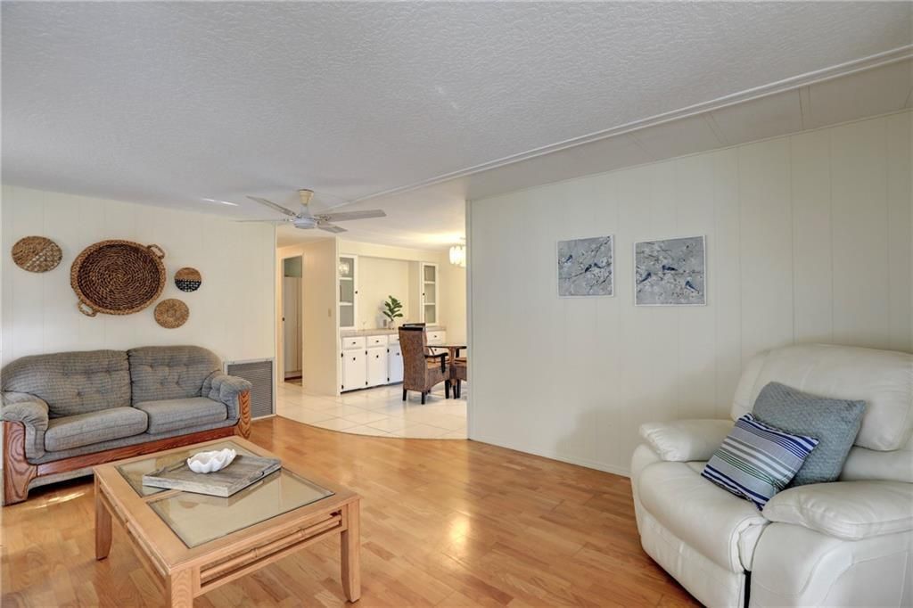 For Sale: $167,000 (2 beds, 2 baths, 1324 Square Feet)