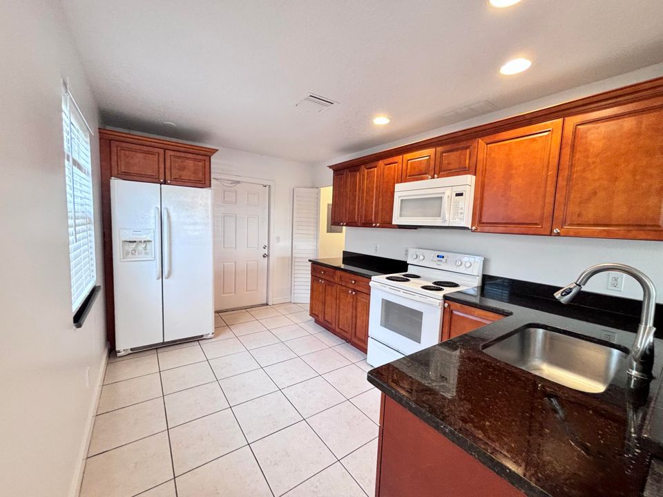 For Rent: $2,100 (2 beds, 2 baths, 896 Square Feet)