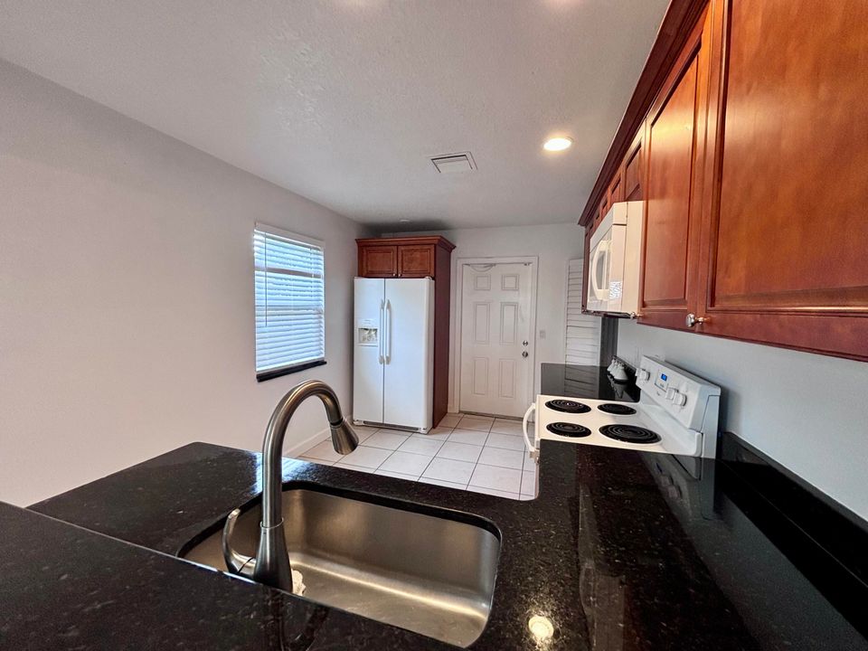 For Rent: $2,100 (2 beds, 2 baths, 896 Square Feet)