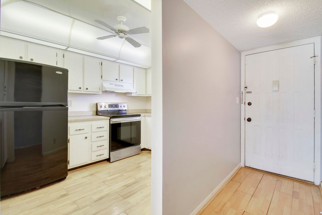 For Sale: $180,000 (2 beds, 2 baths, 986 Square Feet)